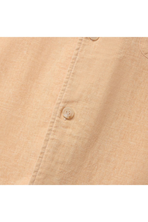 [컴포트] 트로피칼 빈티지 린넨 캠프 셔츠 (오렌지)는 시원한 여름을 위한 린넨 소재의 반소매 셔츠입니다. 부드러운 촉감과 통기성이 좋은 린넨 소재로 제작되어 몸에 달라붙지 않아 쾌적한 착용감을 선사하며, 릴랙스핏, 컴포트핏, 레귤러핏으로 편안하게 착용 가능합니다. 빈티지 스타일의 오픈 카라 디자인과 박스 플리츠, 행 루프, 사이드 슬릿 등의 디테일, 구터만 원사 단추 마감으로 완성도를 높였습니다.
