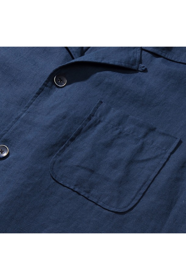 시원한 여름을 위한 남성용 쿠반 오픈카라 캠프 셔츠입니다. 부드러운 린넨 소재로 제작되어 가볍고 통기성이 뛰어나며, 네이비 컬러에 레귤러핏과 루즈핏으로 편안한 착용감을 제공합니다. 턴업 소매, 라운드 플래킷, 사이드 슬릿 등의 디테일과 무지 패턴이 어우러져 캐주얼하면서도 베이직한 스타일을 연출하며, 구터만 실을 사용하여 내구성을 높였습니다.
