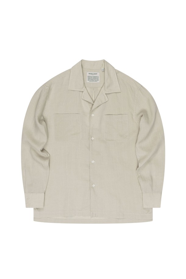 [PRODE SHIRT] 쿠반 오픈카라 린넨 셔츠는 베이지 컬러의 남성용 셔츠로, 봄, 여름에 시원하게 착용하기 좋습니다. 얇고 부드러운 린넨 소재로 제작되어 통기성이 뛰어나며, 오픈카라 디자인과 릴랙스핏으로 편안한 착용감을 선사합니다. 라운드 커프스, 2개 플리츠, 행 루프, 사이드 슬릿 등의 디테일과 워싱 가공으로 완성도를 높인 베이직 캐주얼 스타일의 셔츠입니다.
