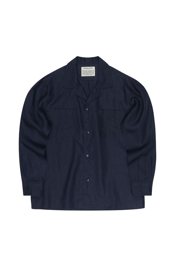 [PRODE SHIRT] 쿠반 오픈카라 린넨 셔츠는 부드러운 린넨 소재로 제작되어 봄, 여름 시즌에 시원하고 편안하게 착용할 수 있습니다. 네이비 컬러의 무지 디자인에 오픈카라, 라운드 커프스, 투 플리츠, 행 루프, 사이드 슬릿 디테일로 캐주얼하면서도 베이직한 스타일을 연출합니다. 레귤러핏과 릴랙스핏으로 편안한 착용감을 제공하며, 통기성이 뛰어나 일상복으로 활용하기 좋습니다.
