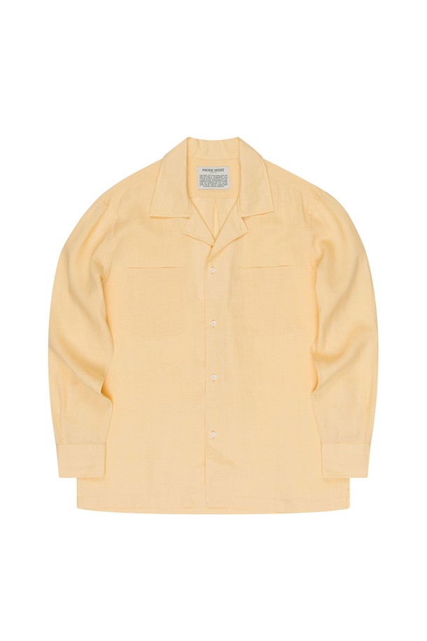 프로드 셔츠의 쿠반 오픈카라 린넨 셔츠는 베이직하고 캐주얼한 스타일을 선호하는 남성들을 위한 여름철 필수 아이템입니다. 부드러운 린넨 소재로 제작되어 얇고 시원하며, 레귤러핏과 릴랙스핏으로 편안한 착용감을 제공합니다. 라운드 커프스, 2개 플리츠, 앞면 투 플라켓 박스 플리츠, 행 루프, 사이드 슬릿 등의 섬세한 디테일이 돋보이며, 베이지 컬러의 무지 디자인으로 어떤 옷에도 쉽게 매치할 수 있습니다.
