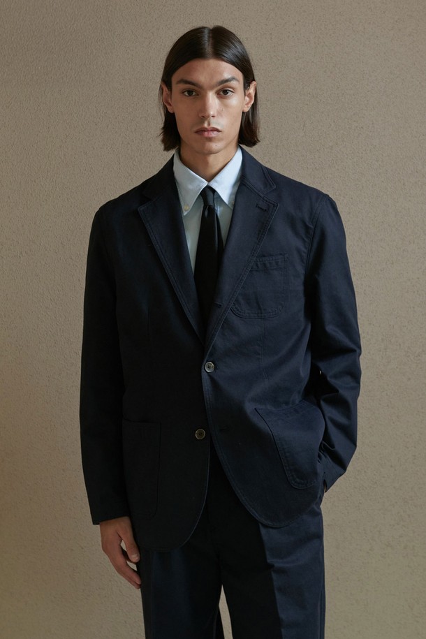 [PRODE SHIRT] 고밀도 코튼 옥스포드 블레이저 (네이비)는 클래식과 캐주얼 스타일을 아우르는 아우터입니다. 고밀도 코튼 옥스포드 소재에 특수 염색 및 이중 워싱 처리를 하여 고급스러운 핏을 선사합니다. 테일러드 오픈 칼라와 와인형 포켓, 이너 포켓 디테일이 돋보이며, 싱글 버튼 여밈 방식과 오버핏 또는 릴랙스핏으로 편안함을 더했습니다. 출근룩, 비즈니스 캐주얼, 모임룩 등 다양한 TPO에 활용 가능하며, 봄, 가을 시즌에 착용하기 좋습니다. 네이비 컬러의 무지 디자인으로 미니멀한 스타일을 연출할 수 있습니다.
