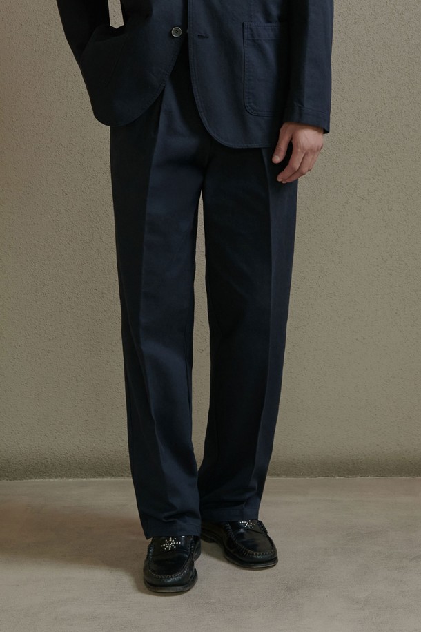 [PRODE SHIRT] 고밀도 코튼 옥스포드 팬츠 (네이비)는 베이직하고 클래식한 스타일을 추구하는 남성을 위한 옥스포드 팬츠입니다. 사계절 모두 착용 가능하며, 출근룩 또는 비즈니스 캐주얼에 적합합니다. 부드러운 촉감의 고밀도 코튼 옥스포드 원단에 가먼트 워싱 가공을 더해 편안한 착용감을 제공합니다. 레귤러핏으로 제작되었으며, 무지 디자인과 원턱 디테일이 특징입니다. 미니멀, 클래식 스타일을 선호하는 분들께 추천합니다.
