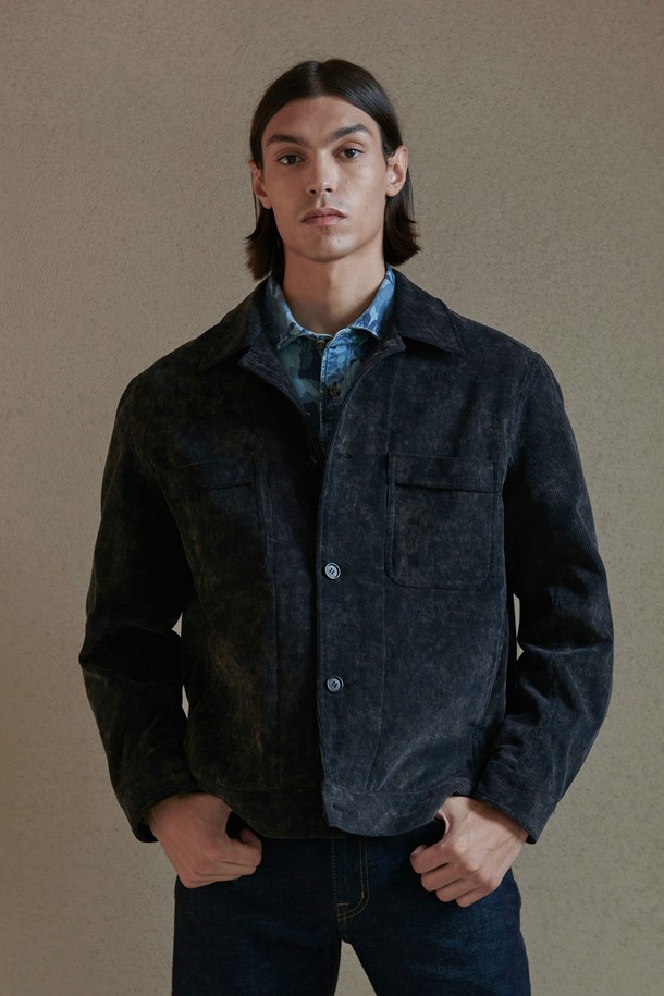 [PRODE SHIRT] 미스티 코듀로이 트러커 재킷 (미드나이트)는 남성을 위한 아우터 제품입니다. 부드러운 촉감의 두꺼운 코듀로이 소재로 제작되었으며, 봄, 가을, 겨울 계절에 착용하기 좋습니다. 미드나이트 컬러의 무지 디자인으로 모던하고 클래식한 스타일을 연출합니다. 테일러드 오픈 칼라와 스페셜 버튼, 사이드 포켓, 이너 포켓 등의 디테일이 돋보이며, 레귤러핏으로 편안하게 착용 가능합니다. 출근룩, 데이트룩, 겨울 데일리룩 등 다양한 TPO에 활용할 수 있으며, 클래식, 미니멀, 캐주얼 스타일을 즐기는 분들께 추천합니다.
