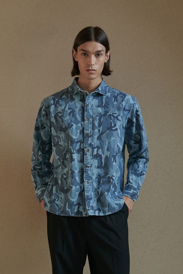 [PRODE SHIRT]의 [컴포트] 카모플라쥬 데님 셔츠 (오션블루)는 캐주얼하면서 밀리터리 스타일을 연출할 수 있는 남성용 데님 셔츠입니다. 봄, 가을에 적합하며, 레귤러 기장으로 편안하게 착용 가능합니다. 오션블루 컬러의 데님 소재에 카모플라쥬 패턴이 특징이며, 와이드 칼라와 긴소매 디자인으로 제작되었습니다. 컴포트핏으로 활동성을 높였으며, 워싱 가공을 통해 부드러운 촉감을 선사합니다. 라운드 커프스, 박스 플리츠, 행 루프, 프리미엄 워싱, 고급 스티칭 등의 디테일이 돋보이는 제품입니다.
