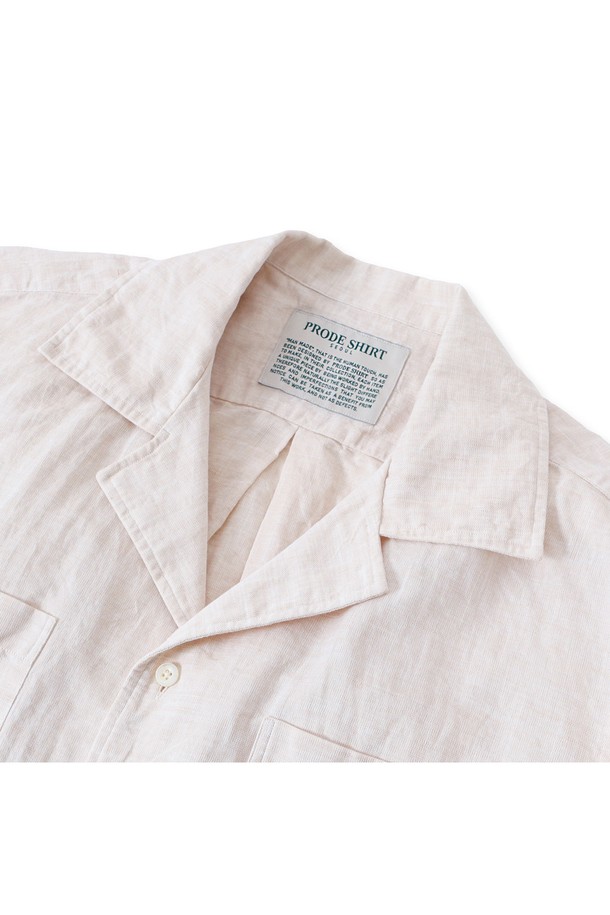 [PRODE SHIRT] 쿠반 오픈카라 린넨 셔츠는 시원한 여름을 위한 남성용 상의입니다. 부드러운 린넨 소재와 릴랙스 핏으로 편안한 착용감을 선사하며, 오픈카라 디자인과 라운드 커프스, 2개 플리츠, 사이드 슬릿 등의 디테일이 돋보이는 베이직 캐주얼 스타일의 셔츠입니다. 통기성이 뛰어나 쾌적함을 유지하며, 일상 및 비즈니스 룩에 모두 활용 가능합니다.
