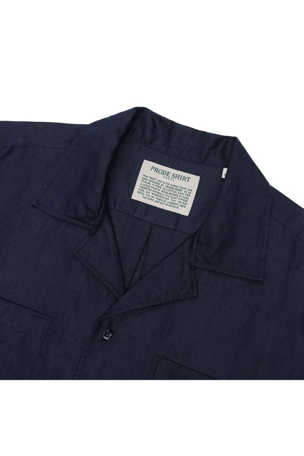 [PRODE SHIRT] 쿠반 오픈카라 린넨 셔츠는 부드러운 린넨 소재로 제작되어 봄, 여름 시즌에 시원하고 편안하게 착용할 수 있습니다. 네이비 컬러의 무지 디자인에 오픈카라, 라운드 커프스, 투 플리츠, 행 루프, 사이드 슬릿 디테일로 캐주얼하면서도 베이직한 스타일을 연출합니다. 레귤러핏과 릴랙스핏으로 편안한 착용감을 제공하며, 통기성이 뛰어나 일상복으로 활용하기 좋습니다.
