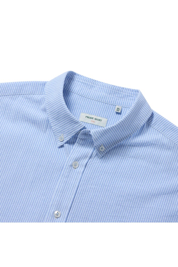 E-460 카프리 옥스포드 셔츠는 시원하고 부드러운 촉감의 블루 스트라이프 패턴 셔츠입니다. 봄, 여름에 어울리는 레귤러 기장의 남성용 셔츠로, 버튼다운 칼라와 라운드 커프스가 특징입니다. 일상복과 비즈니스 캐주얼 모두에 활용 가능하며, 릴랙스 핏, 컴포트핏으로 편안하게 착용할 수 있습니다.
