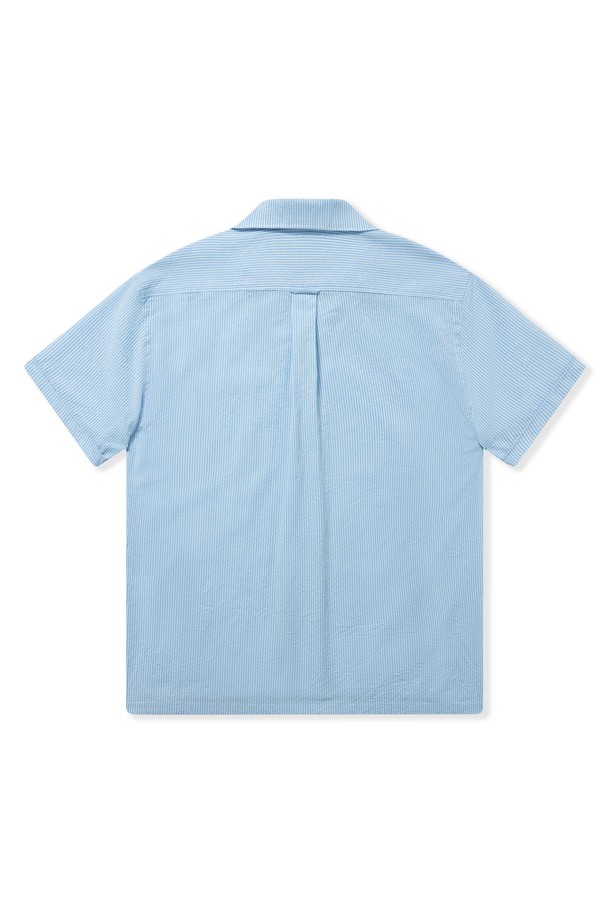 [컴포트] 쿠반 오픈카라 카프리 캠프 셔츠는 시어서커 소재의 얇고 가벼운 반소매 셔츠로, 여름철 리조트룩 또는 캐주얼 스타일 연출에 적합합니다. 세미오버핏과 컴포트핏으로 편안한 착용감을 제공하며, 오픈카라 디자인과 스트라이프 패턴이 시원한 느낌을 더합니다. 턴업 반소매, 라운드 플래킷, 박스 플리츠, 행 루프, 사이드 슬릿, 샹크 버튼, 구터만 원사 등 섬세한 디테일이 돋보입니다.
