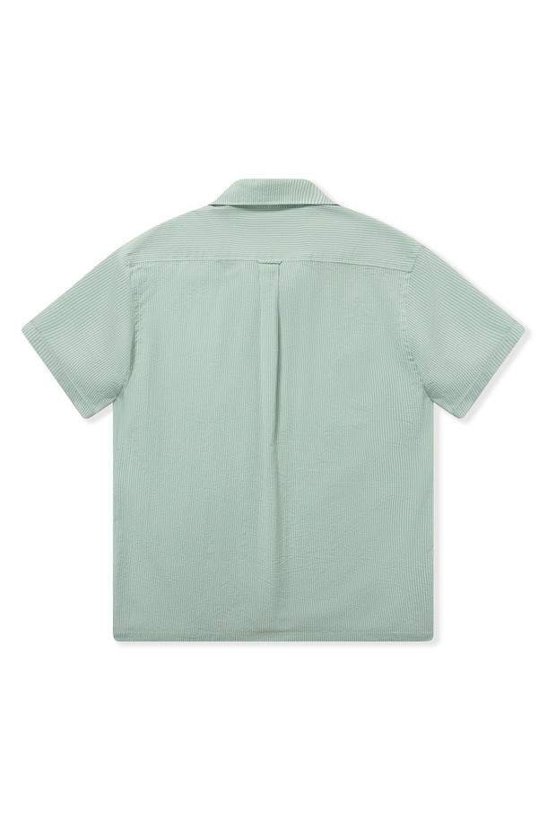 [컴포트] 쿠반 오픈카라 카프리 캠프 셔츠는 시원한 여름을 위한 남성용 셔츠입니다. 오픈카라 디자인과 릴랙스 핏으로 편안한 착용감을 선사하며, 민트 컬러의 스트라이프 패턴이 산뜻한 느낌을 더합니다. 쿠반 카라, 사이드 슬릿, 박스 플리츠, 행루프 등의 디테일이 돋보이는 데일리 및 캐주얼 셔츠입니다.
