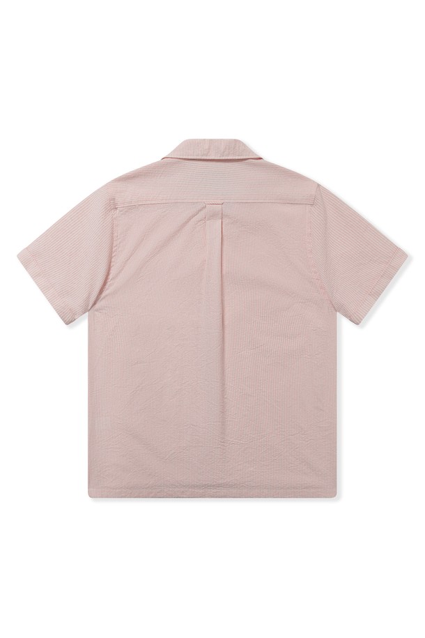 [컴포트] 쿠반 오픈카라 카프리 캠프 셔츠는 시원한 여름을 위한 남성 셔츠입니다. 시어서커 소재의 스트라이프 패턴과 레귤러/릴랙스 핏으로 편안함을 더하며, 턴업 소매, 프론트 라운드 플라켓, 박스 플리츠, 행 루프, 사이드 슬릿 디테일로 디자인의 완성도를 높였습니다. 오픈카라 디자인과 반소매 기장으로 리조트룩 또는 캐주얼 스타일 연출에 용이합니다.
