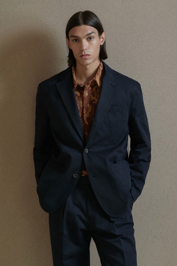 [PRODE SHIRT] 고밀도 코튼 옥스포드 블레이저 (네이비)는 클래식과 캐주얼 스타일을 아우르는 아우터입니다. 고밀도 코튼 옥스포드 소재에 특수 염색 및 이중 워싱 처리를 하여 고급스러운 핏을 선사합니다. 테일러드 오픈 칼라와 와인형 포켓, 이너 포켓 디테일이 돋보이며, 싱글 버튼 여밈 방식과 오버핏 또는 릴랙스핏으로 편안함을 더했습니다. 출근룩, 비즈니스 캐주얼, 모임룩 등 다양한 TPO에 활용 가능하며, 봄, 가을 시즌에 착용하기 좋습니다. 네이비 컬러의 무지 디자인으로 미니멀한 스타일을 연출할 수 있습니다.
