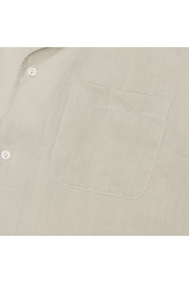 [PRODE SHIRT] 쿠반 오픈카라 린넨 셔츠는 베이지 컬러의 남성용 셔츠로, 봄, 여름에 시원하게 착용하기 좋습니다. 얇고 부드러운 린넨 소재로 제작되어 통기성이 뛰어나며, 오픈카라 디자인과 릴랙스핏으로 편안한 착용감을 선사합니다. 라운드 커프스, 2개 플리츠, 행 루프, 사이드 슬릿 등의 디테일과 워싱 가공으로 완성도를 높인 베이직 캐주얼 스타일의 셔츠입니다.
