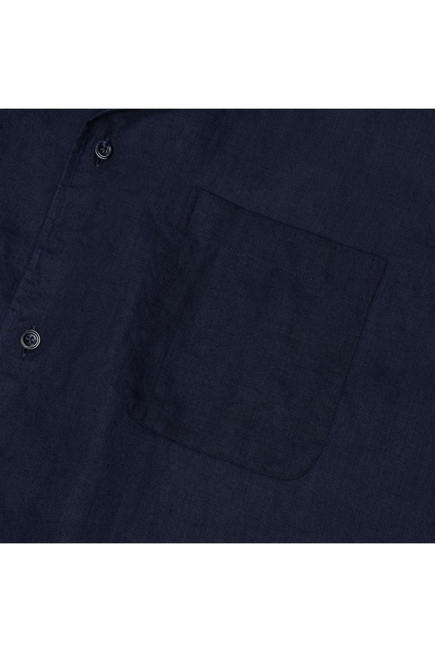 [PRODE SHIRT] 쿠반 오픈카라 린넨 셔츠는 부드러운 린넨 소재로 제작되어 봄, 여름 시즌에 시원하고 편안하게 착용할 수 있습니다. 네이비 컬러의 무지 디자인에 오픈카라, 라운드 커프스, 투 플리츠, 행 루프, 사이드 슬릿 디테일로 캐주얼하면서도 베이직한 스타일을 연출합니다. 레귤러핏과 릴랙스핏으로 편안한 착용감을 제공하며, 통기성이 뛰어나 일상복으로 활용하기 좋습니다.
