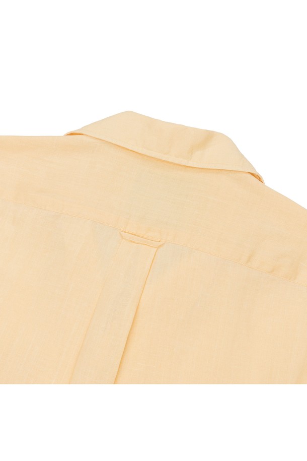 프로드 셔츠의 쿠반 오픈카라 린넨 셔츠는 베이직하고 캐주얼한 스타일을 선호하는 남성들을 위한 여름철 필수 아이템입니다. 부드러운 린넨 소재로 제작되어 얇고 시원하며, 레귤러핏과 릴랙스핏으로 편안한 착용감을 제공합니다. 라운드 커프스, 2개 플리츠, 앞면 투 플라켓 박스 플리츠, 행 루프, 사이드 슬릿 등의 섬세한 디테일이 돋보이며, 베이지 컬러의 무지 디자인으로 어떤 옷에도 쉽게 매치할 수 있습니다.
