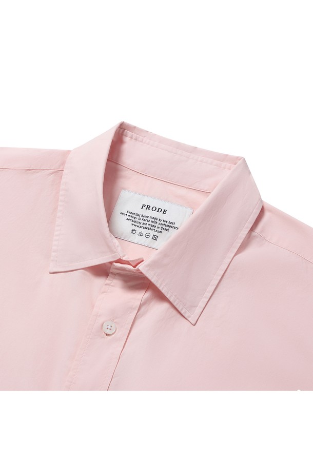 [릴렉스] P-960 포플린 셔츠 (핑크)는 부드러운 면 소재로 제작되어 봄, 여름, 가을에 착용하기 좋은 셔츠입니다. 릴랙스 핏으로 편안하며, 레귤러 칼라와 긴 소매, 무지 패턴으로 깔끔한 디자인을 자랑합니다. 비즈니스 캐주얼 및 출근룩에 적합하며, 캐주얼, 클래식, 미니멀 스타일을 연출할 수 있습니다. 라운드 커프스, 앞면 플라켓, 라운드 포켓, 박스 플리츠, 행 루프 등의 디테일이 돋보입니다. 얇은 두께감과 부드러운 촉감으로 편안하게 착용할 수 있습니다.
