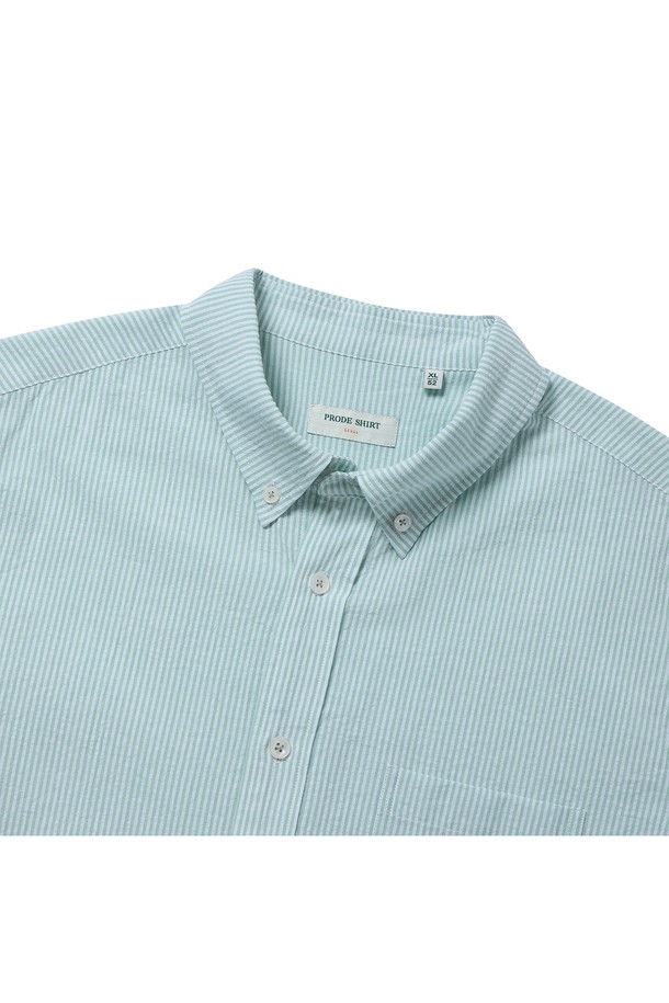 E-460 카프리 옥스포드 셔츠는 그린 스트라이프 패턴이 돋보이는 남성용 셔츠입니다. 얇은 두께의 옥스포드 소재로 제작되어 봄, 여름철 시원한 착용감을 선사하며, 비즈니스 및 캐주얼 스타일 모두에 잘 어울립니다. 버튼다운 칼라, 라운드 커프스, 릴렉스 핏으로 클래식하면서도 편안한 착용감을 제공하며, 구터만 원사, 라운드 포켓, 행 루프 등의 디테일이 돋보입니다.
