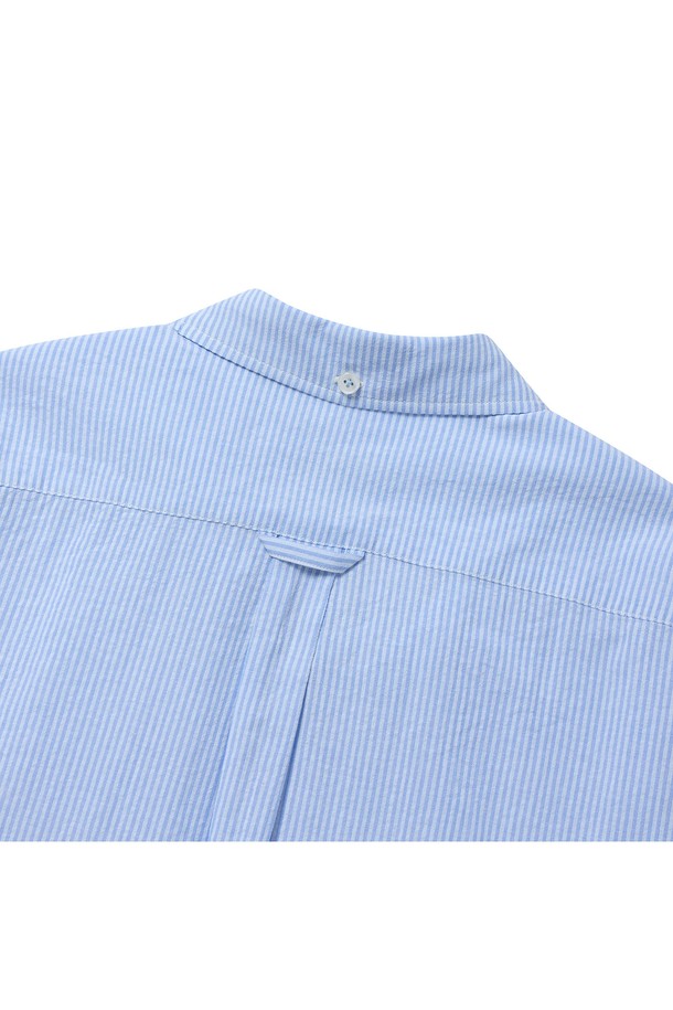 E-460 카프리 옥스포드 셔츠는 시원하고 부드러운 촉감의 블루 스트라이프 패턴 셔츠입니다. 봄, 여름에 어울리는 레귤러 기장의 남성용 셔츠로, 버튼다운 칼라와 라운드 커프스가 특징입니다. 일상복과 비즈니스 캐주얼 모두에 활용 가능하며, 릴랙스 핏, 컴포트핏으로 편안하게 착용할 수 있습니다.
