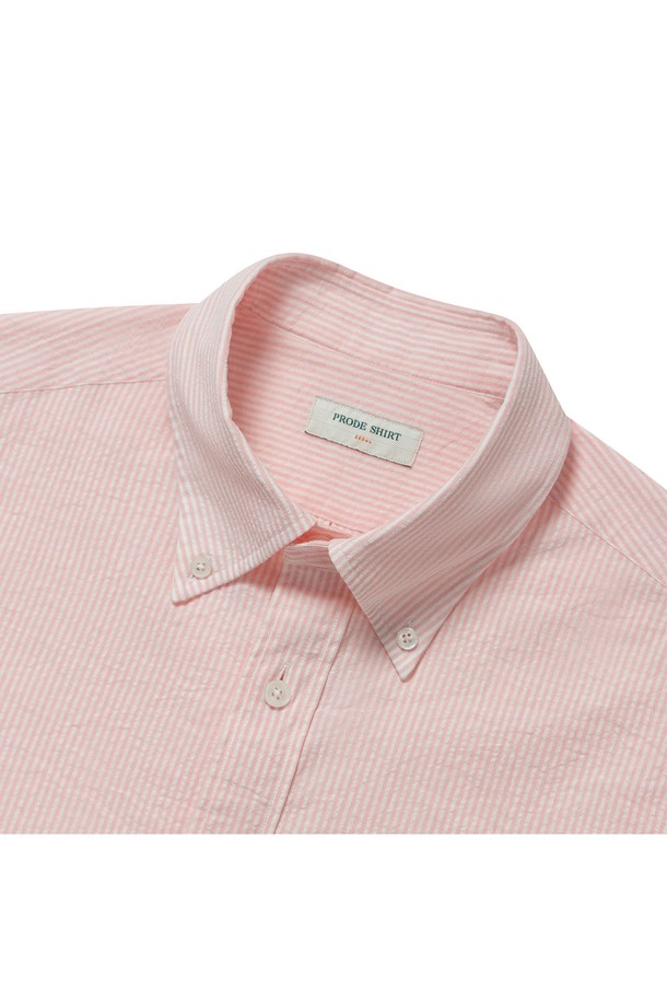 E-460 카프리 옥스포드 셔츠는 핑크 스트라이프 패턴의 남성용 셔츠로, 여름철 비즈니스 및 캐주얼 스타일에 모두 적합합니다. 부드러운 옥스포드 소재와 얇은 두께감으로 시원하고 편안한 착용감을 선사하며, 버튼다운 칼라, 라운드 커프스, 앞면 플라켓, 라운드 포켓 등의 디테일이 돋보입니다. 레귤러핏과 릴랙스핏 두 가지로 출시되어 취향에 따라 선택 가능하며, 구터만 실을 사용하여 제작하여 내구성을 높였습니다.
