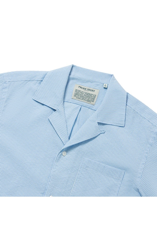 [컴포트] 쿠반 오픈카라 카프리 캠프 셔츠는 시어서커 소재의 얇고 가벼운 반소매 셔츠로, 여름철 리조트룩 또는 캐주얼 스타일 연출에 적합합니다. 세미오버핏과 컴포트핏으로 편안한 착용감을 제공하며, 오픈카라 디자인과 스트라이프 패턴이 시원한 느낌을 더합니다. 턴업 반소매, 라운드 플래킷, 박스 플리츠, 행 루프, 사이드 슬릿, 샹크 버튼, 구터만 원사 등 섬세한 디테일이 돋보입니다.
