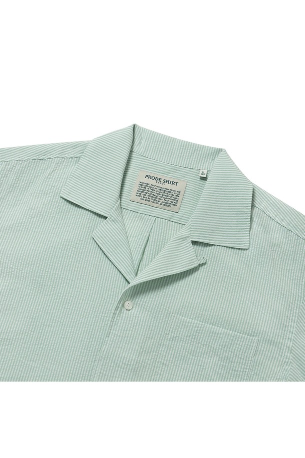 [컴포트] 쿠반 오픈카라 카프리 캠프 셔츠는 시원한 여름을 위한 남성용 셔츠입니다. 오픈카라 디자인과 릴랙스 핏으로 편안한 착용감을 선사하며, 민트 컬러의 스트라이프 패턴이 산뜻한 느낌을 더합니다. 쿠반 카라, 사이드 슬릿, 박스 플리츠, 행루프 등의 디테일이 돋보이는 데일리 및 캐주얼 셔츠입니다.
