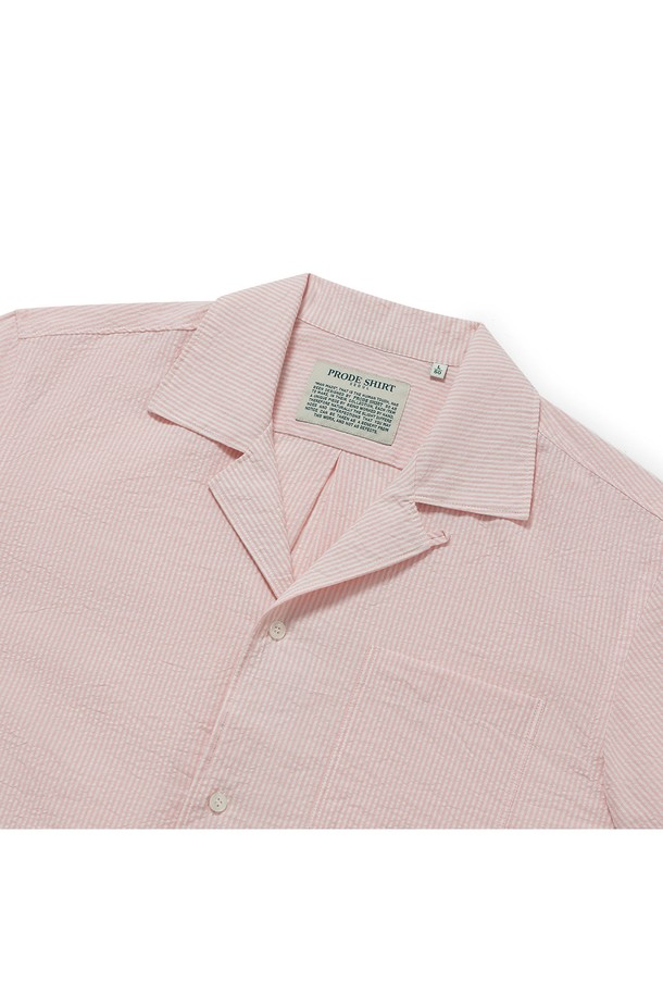 [컴포트] 쿠반 오픈카라 카프리 캠프 셔츠는 시원한 여름을 위한 남성 셔츠입니다. 시어서커 소재의 스트라이프 패턴과 레귤러/릴랙스 핏으로 편안함을 더하며, 턴업 소매, 프론트 라운드 플라켓, 박스 플리츠, 행 루프, 사이드 슬릿 디테일로 디자인의 완성도를 높였습니다. 오픈카라 디자인과 반소매 기장으로 리조트룩 또는 캐주얼 스타일 연출에 용이합니다.
