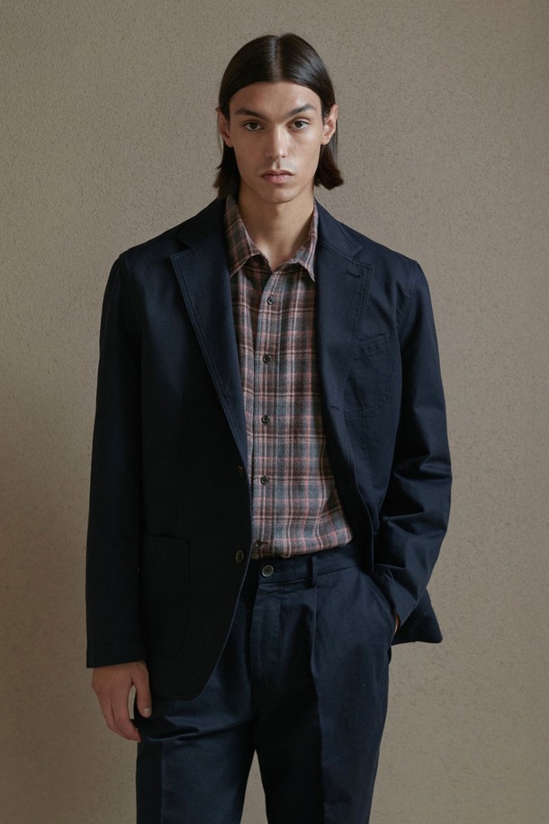 [PRODE SHIRT] 고밀도 코튼 옥스포드 블레이저 (네이비)는 클래식과 캐주얼 스타일을 아우르는 아우터입니다. 고밀도 코튼 옥스포드 소재에 특수 염색 및 이중 워싱 처리를 하여 고급스러운 핏을 선사합니다. 테일러드 오픈 칼라와 와인형 포켓, 이너 포켓 디테일이 돋보이며, 싱글 버튼 여밈 방식과 오버핏 또는 릴랙스핏으로 편안함을 더했습니다. 출근룩, 비즈니스 캐주얼, 모임룩 등 다양한 TPO에 활용 가능하며, 봄, 가을 시즌에 착용하기 좋습니다. 네이비 컬러의 무지 디자인으로 미니멀한 스타일을 연출할 수 있습니다.
