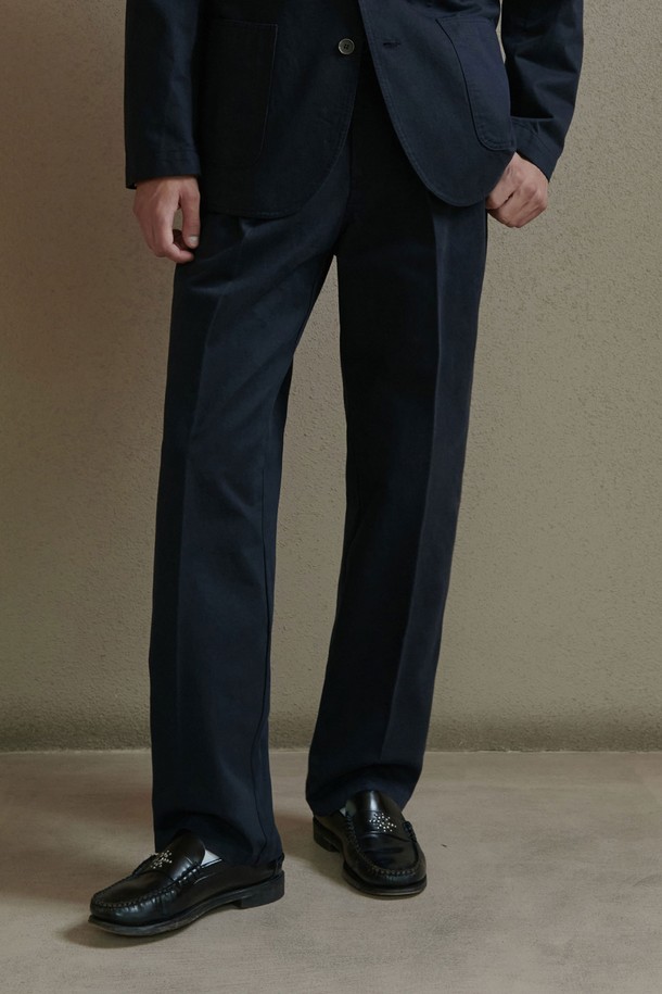 [PRODE SHIRT] 고밀도 코튼 옥스포드 팬츠 (네이비)는 베이직하고 클래식한 스타일을 추구하는 남성을 위한 옥스포드 팬츠입니다. 사계절 모두 착용 가능하며, 출근룩 또는 비즈니스 캐주얼에 적합합니다. 부드러운 촉감의 고밀도 코튼 옥스포드 원단에 가먼트 워싱 가공을 더해 편안한 착용감을 제공합니다. 레귤러핏으로 제작되었으며, 무지 디자인과 원턱 디테일이 특징입니다. 미니멀, 클래식 스타일을 선호하는 분들께 추천합니다.
