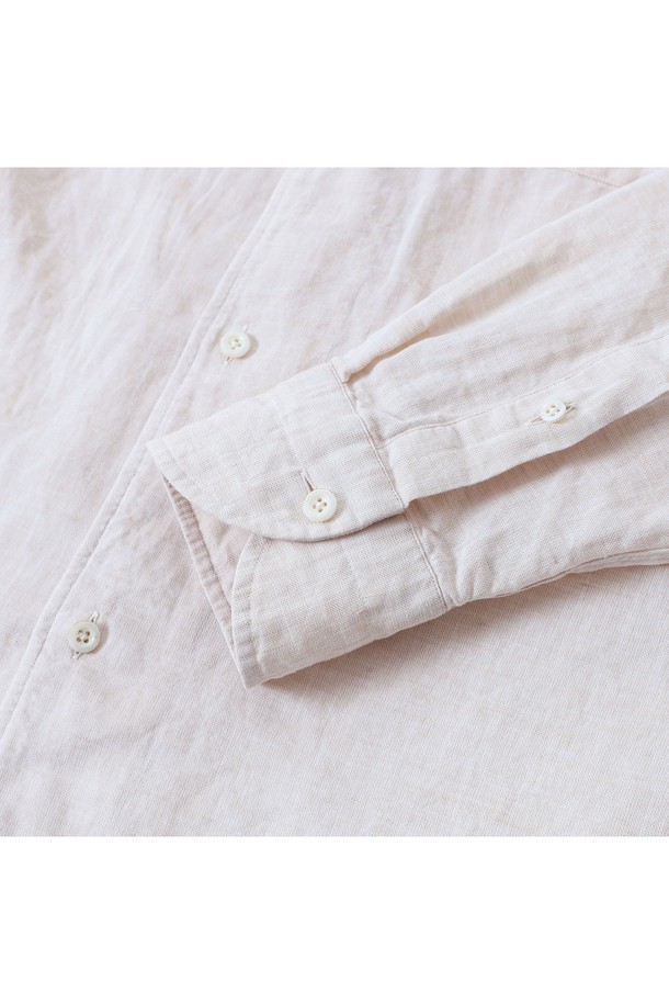 [PRODE SHIRT] 쿠반 오픈카라 린넨 셔츠는 시원한 여름을 위한 남성용 상의입니다. 부드러운 린넨 소재와 릴랙스 핏으로 편안한 착용감을 선사하며, 오픈카라 디자인과 라운드 커프스, 2개 플리츠, 사이드 슬릿 등의 디테일이 돋보이는 베이직 캐주얼 스타일의 셔츠입니다. 통기성이 뛰어나 쾌적함을 유지하며, 일상 및 비즈니스 룩에 모두 활용 가능합니다.
