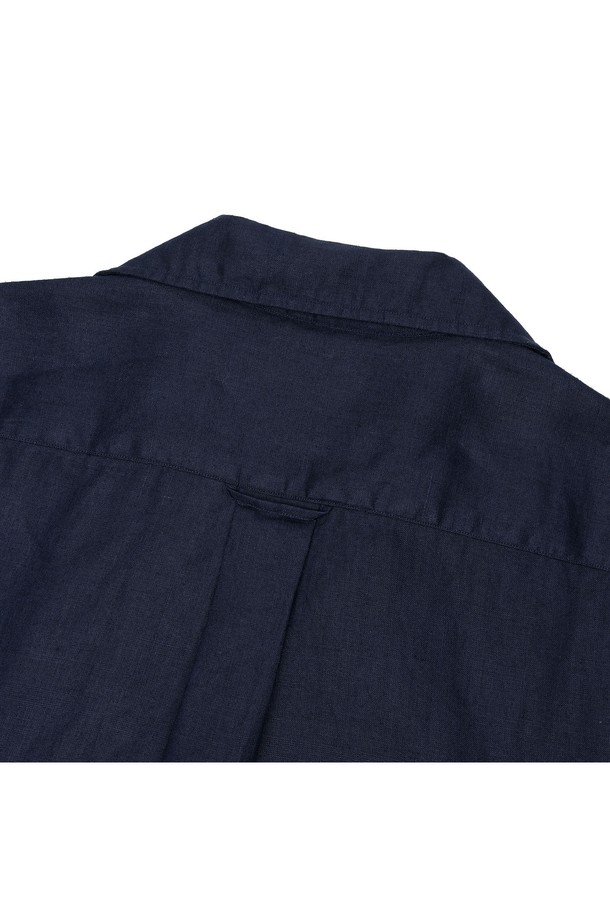 [PRODE SHIRT] 쿠반 오픈카라 린넨 셔츠는 부드러운 린넨 소재로 제작되어 봄, 여름 시즌에 시원하고 편안하게 착용할 수 있습니다. 네이비 컬러의 무지 디자인에 오픈카라, 라운드 커프스, 투 플리츠, 행 루프, 사이드 슬릿 디테일로 캐주얼하면서도 베이직한 스타일을 연출합니다. 레귤러핏과 릴랙스핏으로 편안한 착용감을 제공하며, 통기성이 뛰어나 일상복으로 활용하기 좋습니다.
