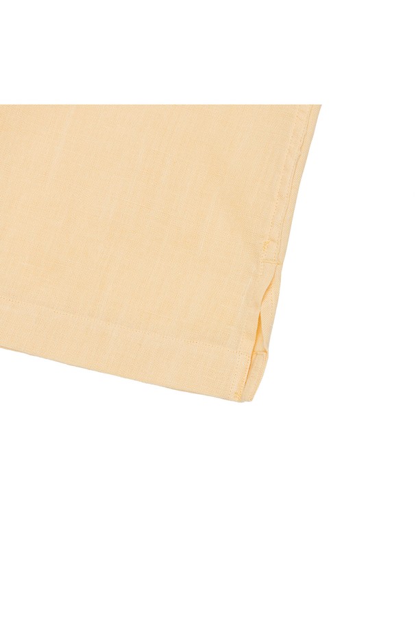 프로드 셔츠의 쿠반 오픈카라 린넨 셔츠는 베이직하고 캐주얼한 스타일을 선호하는 남성들을 위한 여름철 필수 아이템입니다. 부드러운 린넨 소재로 제작되어 얇고 시원하며, 레귤러핏과 릴랙스핏으로 편안한 착용감을 제공합니다. 라운드 커프스, 2개 플리츠, 앞면 투 플라켓 박스 플리츠, 행 루프, 사이드 슬릿 등의 섬세한 디테일이 돋보이며, 베이지 컬러의 무지 디자인으로 어떤 옷에도 쉽게 매치할 수 있습니다.
