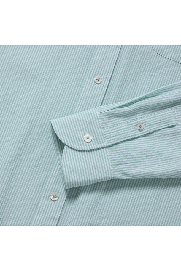 E-460 카프리 옥스포드 셔츠는 그린 스트라이프 패턴이 돋보이는 남성용 셔츠입니다. 얇은 두께의 옥스포드 소재로 제작되어 봄, 여름철 시원한 착용감을 선사하며, 비즈니스 및 캐주얼 스타일 모두에 잘 어울립니다. 버튼다운 칼라, 라운드 커프스, 릴렉스 핏으로 클래식하면서도 편안한 착용감을 제공하며, 구터만 원사, 라운드 포켓, 행 루프 등의 디테일이 돋보입니다.
