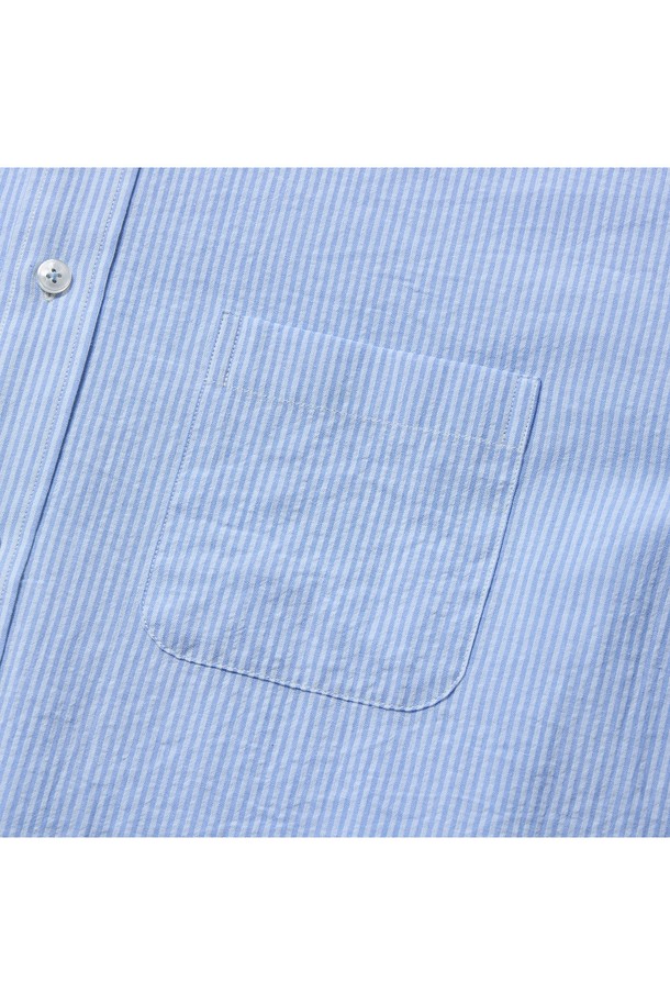 E-460 카프리 옥스포드 셔츠는 시원하고 부드러운 촉감의 블루 스트라이프 패턴 셔츠입니다. 봄, 여름에 어울리는 레귤러 기장의 남성용 셔츠로, 버튼다운 칼라와 라운드 커프스가 특징입니다. 일상복과 비즈니스 캐주얼 모두에 활용 가능하며, 릴랙스 핏, 컴포트핏으로 편안하게 착용할 수 있습니다.
