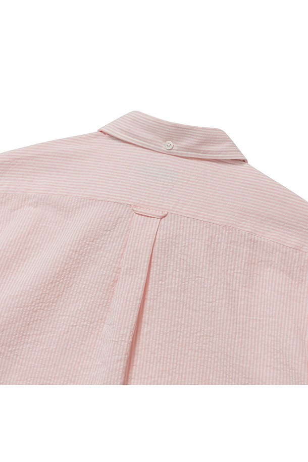 E-460 카프리 옥스포드 셔츠는 핑크 스트라이프 패턴의 남성용 셔츠로, 여름철 비즈니스 및 캐주얼 스타일에 모두 적합합니다. 부드러운 옥스포드 소재와 얇은 두께감으로 시원하고 편안한 착용감을 선사하며, 버튼다운 칼라, 라운드 커프스, 앞면 플라켓, 라운드 포켓 등의 디테일이 돋보입니다. 레귤러핏과 릴랙스핏 두 가지로 출시되어 취향에 따라 선택 가능하며, 구터만 실을 사용하여 제작하여 내구성을 높였습니다.
