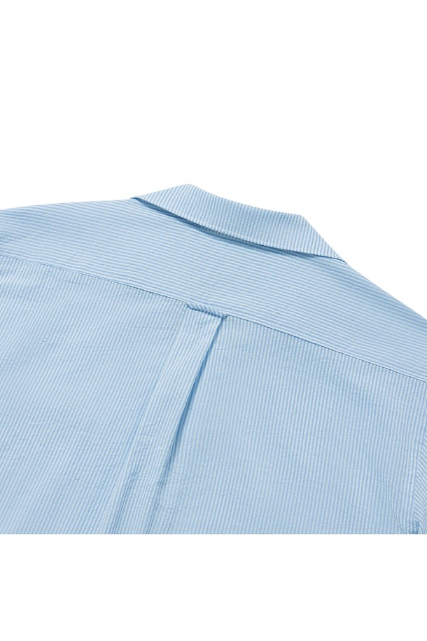 [컴포트] 쿠반 오픈카라 카프리 캠프 셔츠는 시어서커 소재의 얇고 가벼운 반소매 셔츠로, 여름철 리조트룩 또는 캐주얼 스타일 연출에 적합합니다. 세미오버핏과 컴포트핏으로 편안한 착용감을 제공하며, 오픈카라 디자인과 스트라이프 패턴이 시원한 느낌을 더합니다. 턴업 반소매, 라운드 플래킷, 박스 플리츠, 행 루프, 사이드 슬릿, 샹크 버튼, 구터만 원사 등 섬세한 디테일이 돋보입니다.
