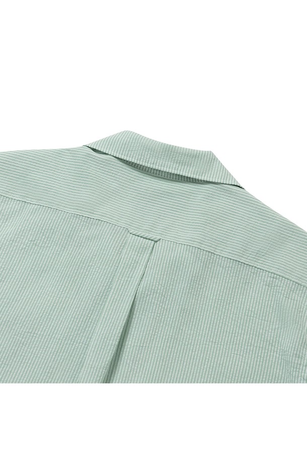 [컴포트] 쿠반 오픈카라 카프리 캠프 셔츠는 시원한 여름을 위한 남성용 셔츠입니다. 오픈카라 디자인과 릴랙스 핏으로 편안한 착용감을 선사하며, 민트 컬러의 스트라이프 패턴이 산뜻한 느낌을 더합니다. 쿠반 카라, 사이드 슬릿, 박스 플리츠, 행루프 등의 디테일이 돋보이는 데일리 및 캐주얼 셔츠입니다.
