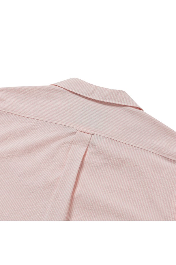 [컴포트] 쿠반 오픈카라 카프리 캠프 셔츠는 시원한 여름을 위한 남성 셔츠입니다. 시어서커 소재의 스트라이프 패턴과 레귤러/릴랙스 핏으로 편안함을 더하며, 턴업 소매, 프론트 라운드 플라켓, 박스 플리츠, 행 루프, 사이드 슬릿 디테일로 디자인의 완성도를 높였습니다. 오픈카라 디자인과 반소매 기장으로 리조트룩 또는 캐주얼 스타일 연출에 용이합니다.
