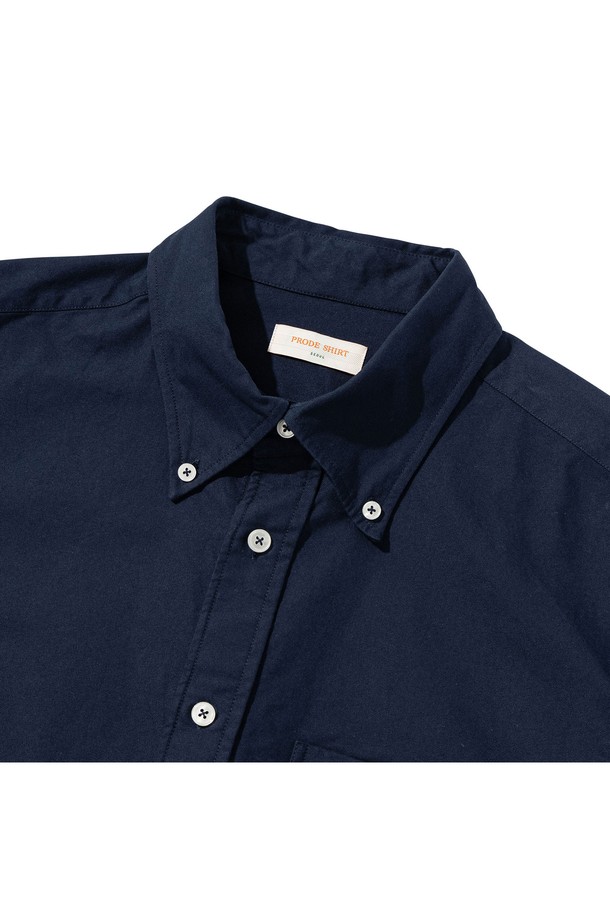 [PRODE SHIRT] D-300 옥스퍼드 셔츠 (로열네이비)는 클래식한 무드의 베이직 셔츠입니다. 부드러운 면 소재로 제작되었으며, 로열네이비 컬러의 무지 디자인으로 다양한 스타일 연출에 용이합니다. 레귤러핏에 긴소매, 버튼다운 칼라, S-커브 디자인 칼라를 적용하여 세련된 핏을 선사합니다. 일상, 비즈니스 등 폭넓은 TPO에 활용할 수 있으며, 라운드 커프스, 앞면 플라켓, 라운드 포켓, 백 칼라 버튼, 박스 플리츠, 행 루프, 거셋 등의 디테일로 완성도를 높였습니다. 오피스룩, 비즈니스 캐주얼, 출근룩 등 미니멀하고 캐주얼한 스타일을 즐겨 입는 분들께 추천합니다.

