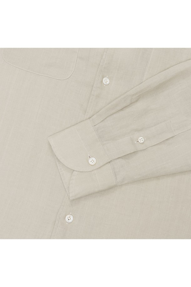 [PRODE SHIRT] 쿠반 오픈카라 린넨 셔츠는 베이지 컬러의 남성용 셔츠로, 봄, 여름에 시원하게 착용하기 좋습니다. 얇고 부드러운 린넨 소재로 제작되어 통기성이 뛰어나며, 오픈카라 디자인과 릴랙스핏으로 편안한 착용감을 선사합니다. 라운드 커프스, 2개 플리츠, 행 루프, 사이드 슬릿 등의 디테일과 워싱 가공으로 완성도를 높인 베이직 캐주얼 스타일의 셔츠입니다.
