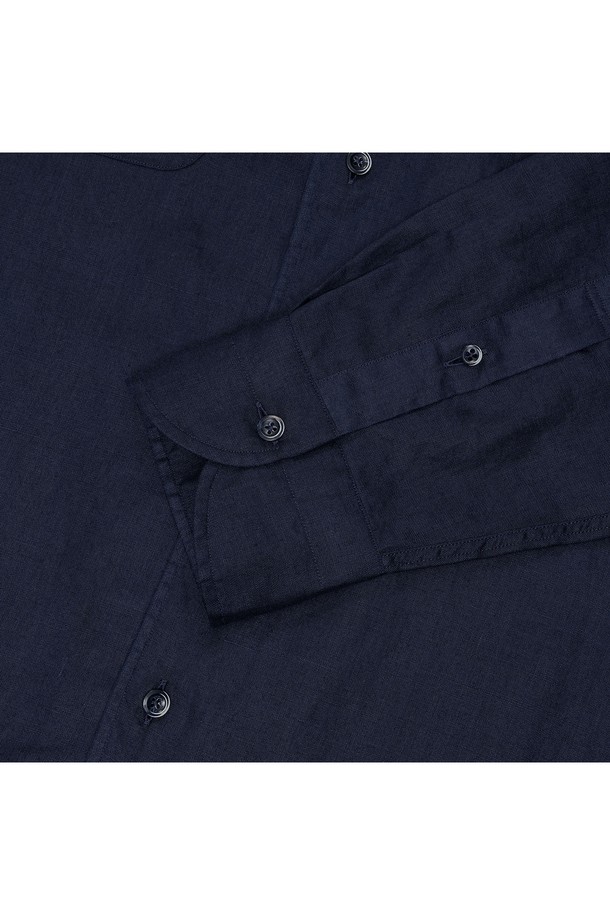 [PRODE SHIRT] 쿠반 오픈카라 린넨 셔츠는 부드러운 린넨 소재로 제작되어 봄, 여름 시즌에 시원하고 편안하게 착용할 수 있습니다. 네이비 컬러의 무지 디자인에 오픈카라, 라운드 커프스, 투 플리츠, 행 루프, 사이드 슬릿 디테일로 캐주얼하면서도 베이직한 스타일을 연출합니다. 레귤러핏과 릴랙스핏으로 편안한 착용감을 제공하며, 통기성이 뛰어나 일상복으로 활용하기 좋습니다.
