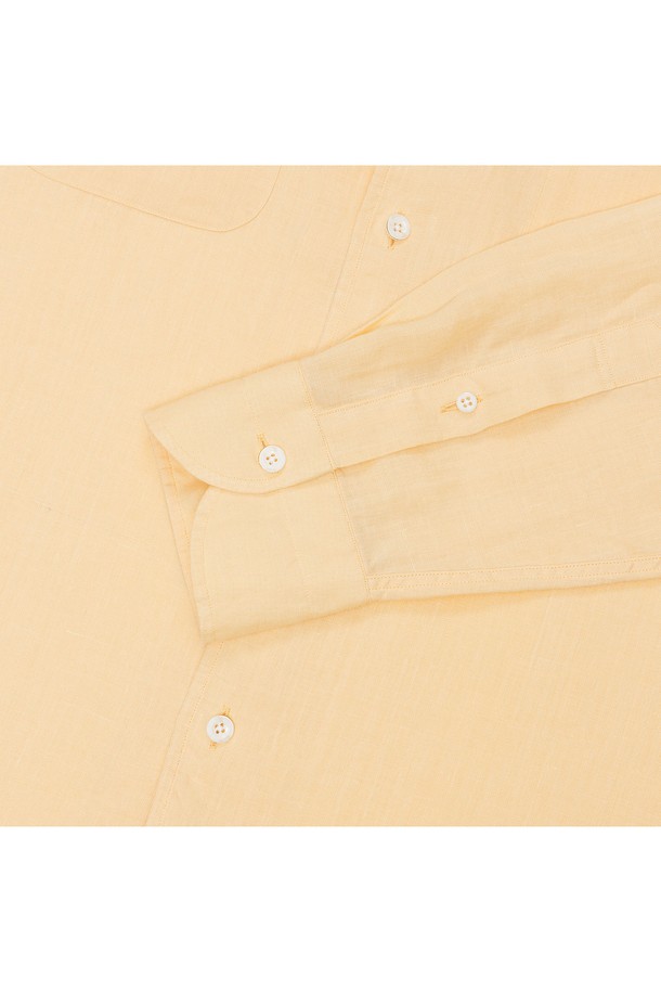 프로드 셔츠의 쿠반 오픈카라 린넨 셔츠는 베이직하고 캐주얼한 스타일을 선호하는 남성들을 위한 여름철 필수 아이템입니다. 부드러운 린넨 소재로 제작되어 얇고 시원하며, 레귤러핏과 릴랙스핏으로 편안한 착용감을 제공합니다. 라운드 커프스, 2개 플리츠, 앞면 투 플라켓 박스 플리츠, 행 루프, 사이드 슬릿 등의 섬세한 디테일이 돋보이며, 베이지 컬러의 무지 디자인으로 어떤 옷에도 쉽게 매치할 수 있습니다.
