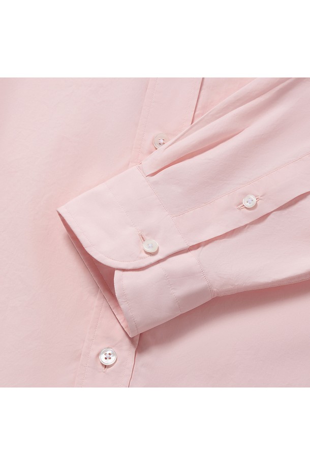 [릴렉스] P-960 포플린 셔츠 (핑크)는 부드러운 면 소재로 제작되어 봄, 여름, 가을에 착용하기 좋은 셔츠입니다. 릴랙스 핏으로 편안하며, 레귤러 칼라와 긴 소매, 무지 패턴으로 깔끔한 디자인을 자랑합니다. 비즈니스 캐주얼 및 출근룩에 적합하며, 캐주얼, 클래식, 미니멀 스타일을 연출할 수 있습니다. 라운드 커프스, 앞면 플라켓, 라운드 포켓, 박스 플리츠, 행 루프 등의 디테일이 돋보입니다. 얇은 두께감과 부드러운 촉감으로 편안하게 착용할 수 있습니다.
