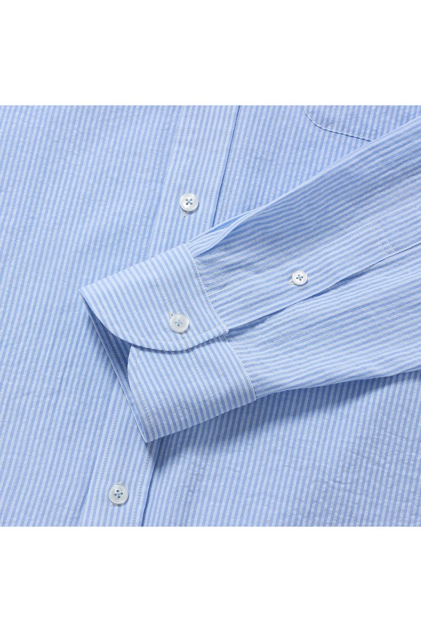 E-460 카프리 옥스포드 셔츠는 시원하고 부드러운 촉감의 블루 스트라이프 패턴 셔츠입니다. 봄, 여름에 어울리는 레귤러 기장의 남성용 셔츠로, 버튼다운 칼라와 라운드 커프스가 특징입니다. 일상복과 비즈니스 캐주얼 모두에 활용 가능하며, 릴랙스 핏, 컴포트핏으로 편안하게 착용할 수 있습니다.
