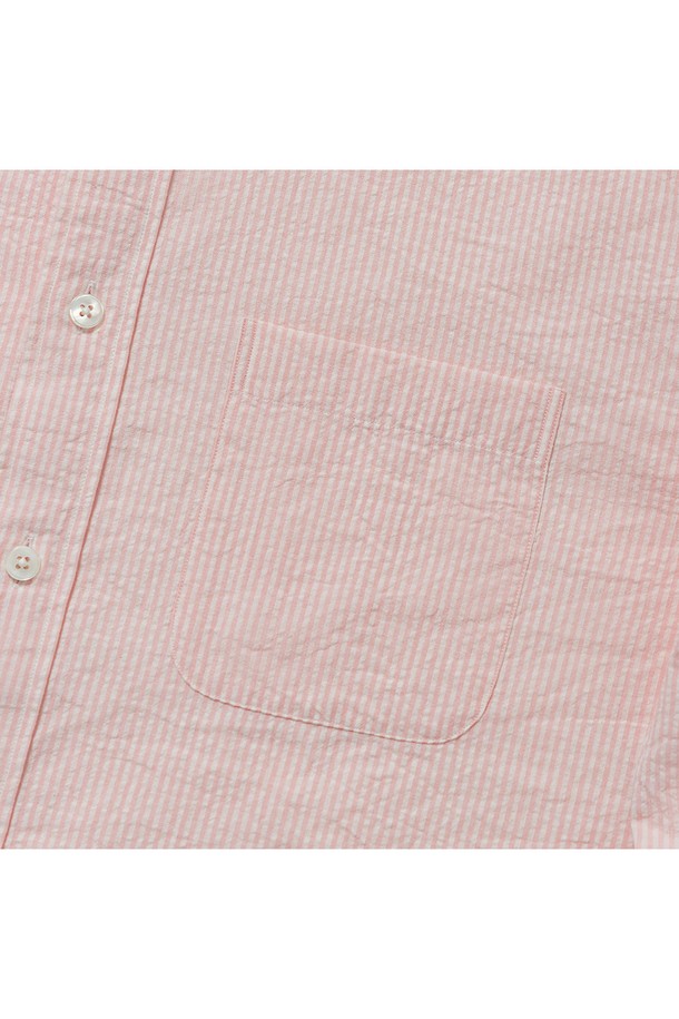 E-460 카프리 옥스포드 셔츠는 핑크 스트라이프 패턴의 남성용 셔츠로, 여름철 비즈니스 및 캐주얼 스타일에 모두 적합합니다. 부드러운 옥스포드 소재와 얇은 두께감으로 시원하고 편안한 착용감을 선사하며, 버튼다운 칼라, 라운드 커프스, 앞면 플라켓, 라운드 포켓 등의 디테일이 돋보입니다. 레귤러핏과 릴랙스핏 두 가지로 출시되어 취향에 따라 선택 가능하며, 구터만 실을 사용하여 제작하여 내구성을 높였습니다.
