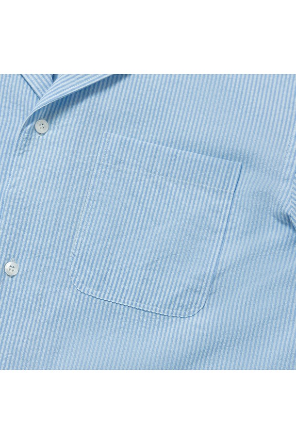 [컴포트] 쿠반 오픈카라 카프리 캠프 셔츠는 시어서커 소재의 얇고 가벼운 반소매 셔츠로, 여름철 리조트룩 또는 캐주얼 스타일 연출에 적합합니다. 세미오버핏과 컴포트핏으로 편안한 착용감을 제공하며, 오픈카라 디자인과 스트라이프 패턴이 시원한 느낌을 더합니다. 턴업 반소매, 라운드 플래킷, 박스 플리츠, 행 루프, 사이드 슬릿, 샹크 버튼, 구터만 원사 등 섬세한 디테일이 돋보입니다.
