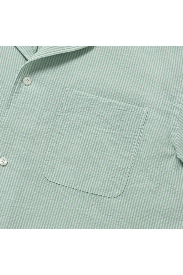 [컴포트] 쿠반 오픈카라 카프리 캠프 셔츠는 시원한 여름을 위한 남성용 셔츠입니다. 오픈카라 디자인과 릴랙스 핏으로 편안한 착용감을 선사하며, 민트 컬러의 스트라이프 패턴이 산뜻한 느낌을 더합니다. 쿠반 카라, 사이드 슬릿, 박스 플리츠, 행루프 등의 디테일이 돋보이는 데일리 및 캐주얼 셔츠입니다.
