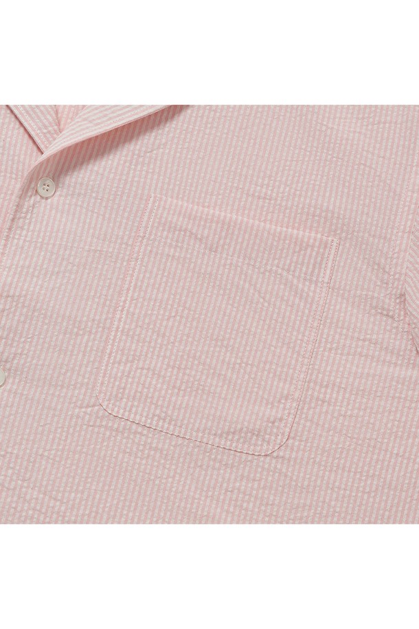 [컴포트] 쿠반 오픈카라 카프리 캠프 셔츠는 시원한 여름을 위한 남성 셔츠입니다. 시어서커 소재의 스트라이프 패턴과 레귤러/릴랙스 핏으로 편안함을 더하며, 턴업 소매, 프론트 라운드 플라켓, 박스 플리츠, 행 루프, 사이드 슬릿 디테일로 디자인의 완성도를 높였습니다. 오픈카라 디자인과 반소매 기장으로 리조트룩 또는 캐주얼 스타일 연출에 용이합니다.
