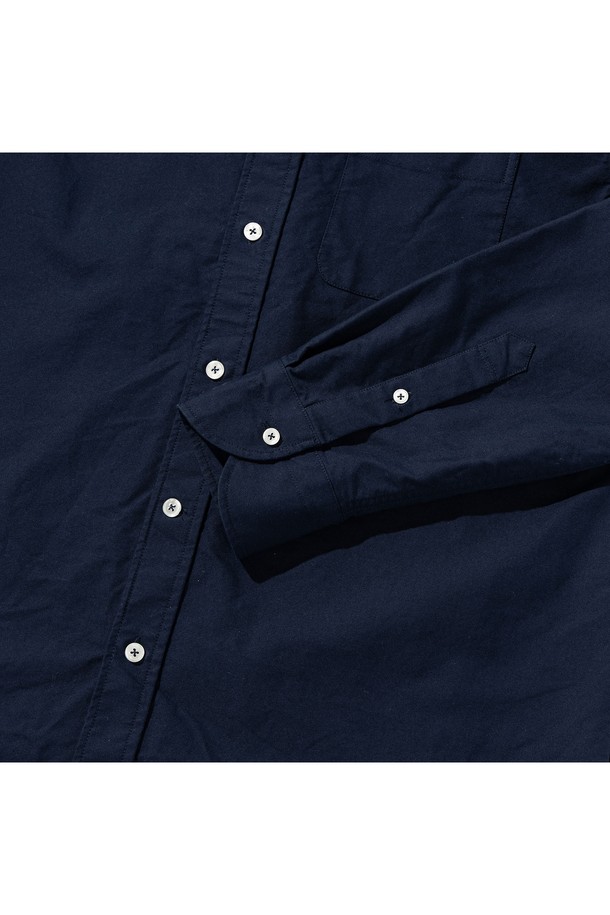 [PRODE SHIRT] D-300 옥스퍼드 셔츠 (로열네이비)는 클래식한 무드의 베이직 셔츠입니다. 부드러운 면 소재로 제작되었으며, 로열네이비 컬러의 무지 디자인으로 다양한 스타일 연출에 용이합니다. 레귤러핏에 긴소매, 버튼다운 칼라, S-커브 디자인 칼라를 적용하여 세련된 핏을 선사합니다. 일상, 비즈니스 등 폭넓은 TPO에 활용할 수 있으며, 라운드 커프스, 앞면 플라켓, 라운드 포켓, 백 칼라 버튼, 박스 플리츠, 행 루프, 거셋 등의 디테일로 완성도를 높였습니다. 오피스룩, 비즈니스 캐주얼, 출근룩 등 미니멀하고 캐주얼한 스타일을 즐겨 입는 분들께 추천합니다.
