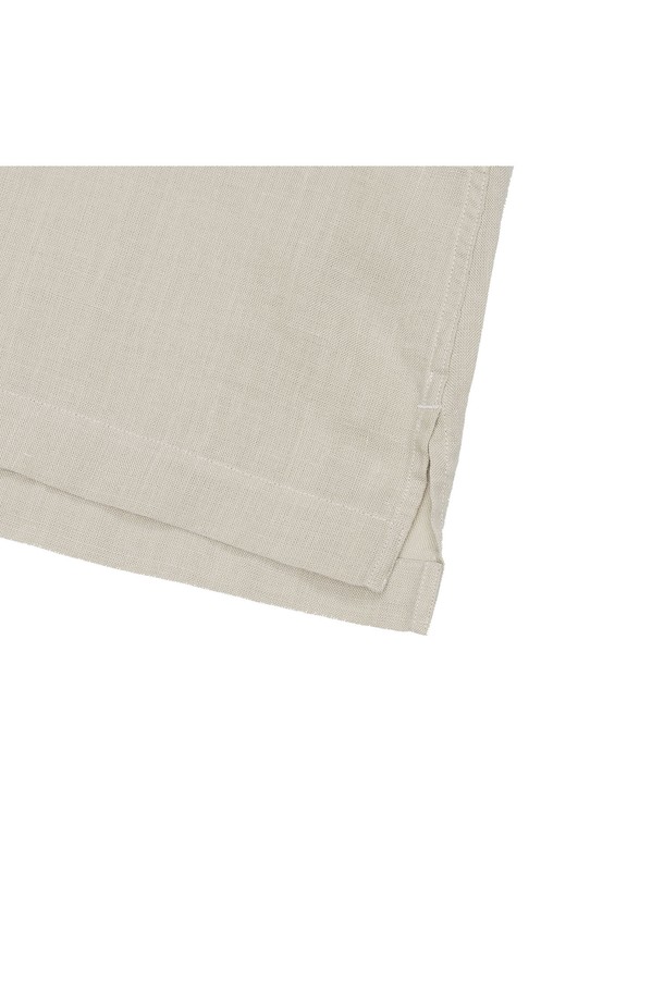 [PRODE SHIRT] 쿠반 오픈카라 린넨 셔츠는 베이지 컬러의 남성용 셔츠로, 봄, 여름에 시원하게 착용하기 좋습니다. 얇고 부드러운 린넨 소재로 제작되어 통기성이 뛰어나며, 오픈카라 디자인과 릴랙스핏으로 편안한 착용감을 선사합니다. 라운드 커프스, 2개 플리츠, 행 루프, 사이드 슬릿 등의 디테일과 워싱 가공으로 완성도를 높인 베이직 캐주얼 스타일의 셔츠입니다.
