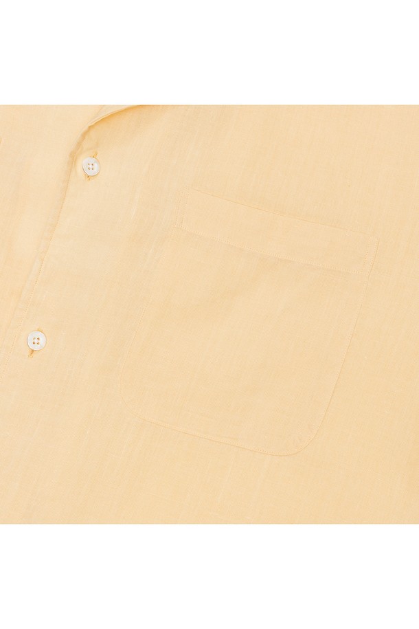 프로드 셔츠의 쿠반 오픈카라 린넨 셔츠는 베이직하고 캐주얼한 스타일을 선호하는 남성들을 위한 여름철 필수 아이템입니다. 부드러운 린넨 소재로 제작되어 얇고 시원하며, 레귤러핏과 릴랙스핏으로 편안한 착용감을 제공합니다. 라운드 커프스, 2개 플리츠, 앞면 투 플라켓 박스 플리츠, 행 루프, 사이드 슬릿 등의 섬세한 디테일이 돋보이며, 베이지 컬러의 무지 디자인으로 어떤 옷에도 쉽게 매치할 수 있습니다.
